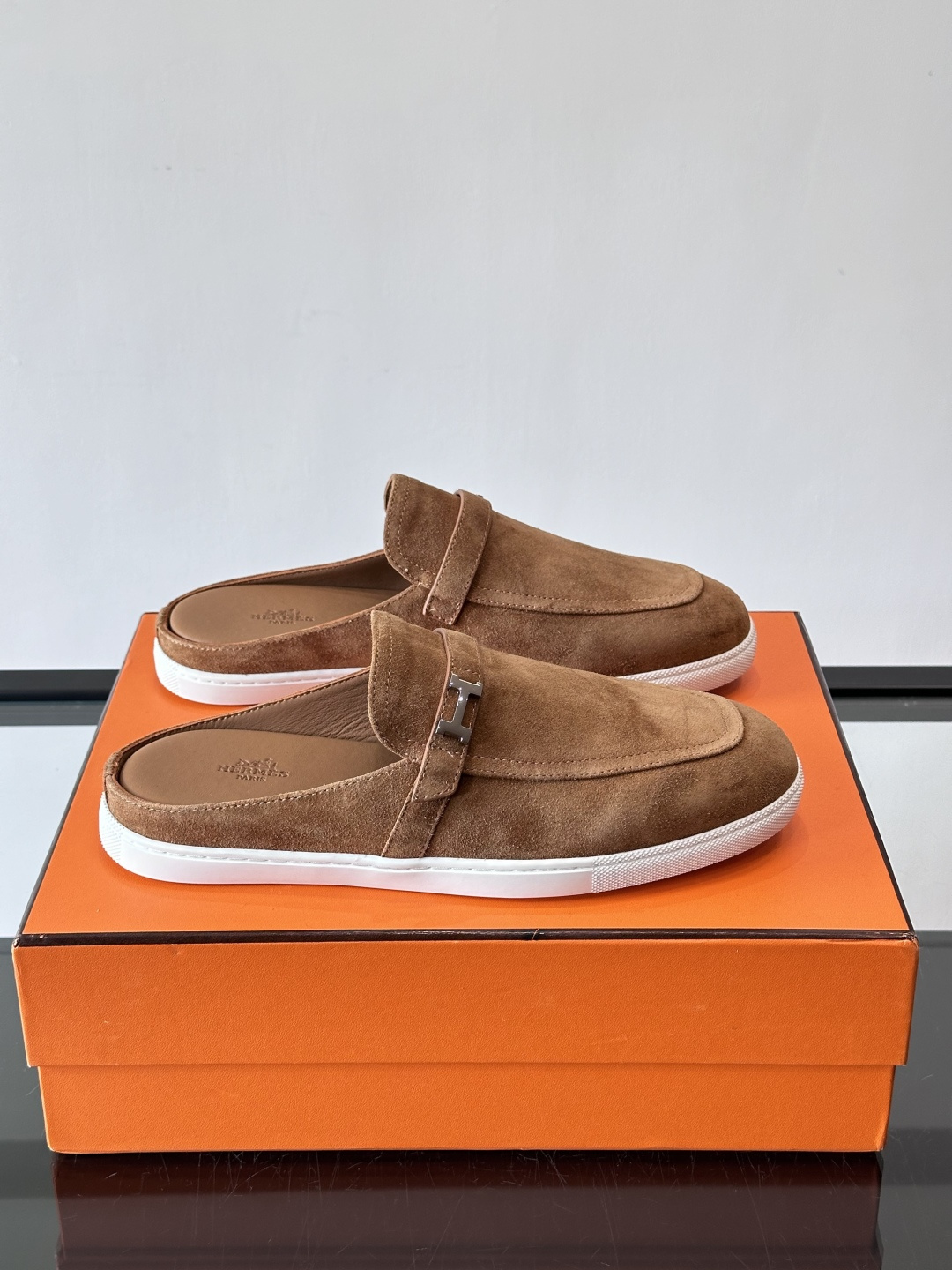 H爱马仕乐福鞋（半拖）爱马仕JOB乐福鞋，麂皮➕金属扣，简约又有辨识度。半拖设计超方便，橡胶鞋底轻便舒适