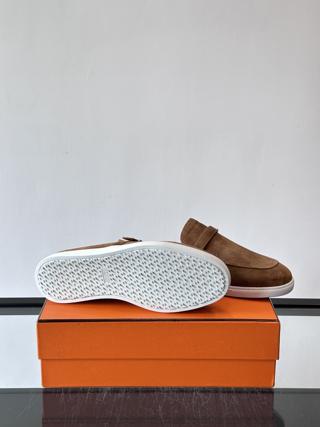 H爱马仕乐福鞋（半拖）爱马仕JOB乐福鞋，麂皮➕金属扣，简约又有辨识度。半拖设计超方便，橡胶鞋底轻便舒适