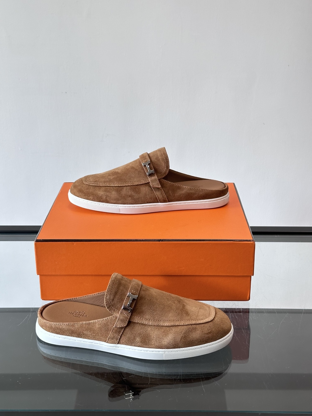 H爱马仕乐福鞋（半拖）爱马仕JOB乐福鞋，麂皮➕金属扣，简约又有辨识度。半拖设计超方便，橡胶鞋底轻便舒适