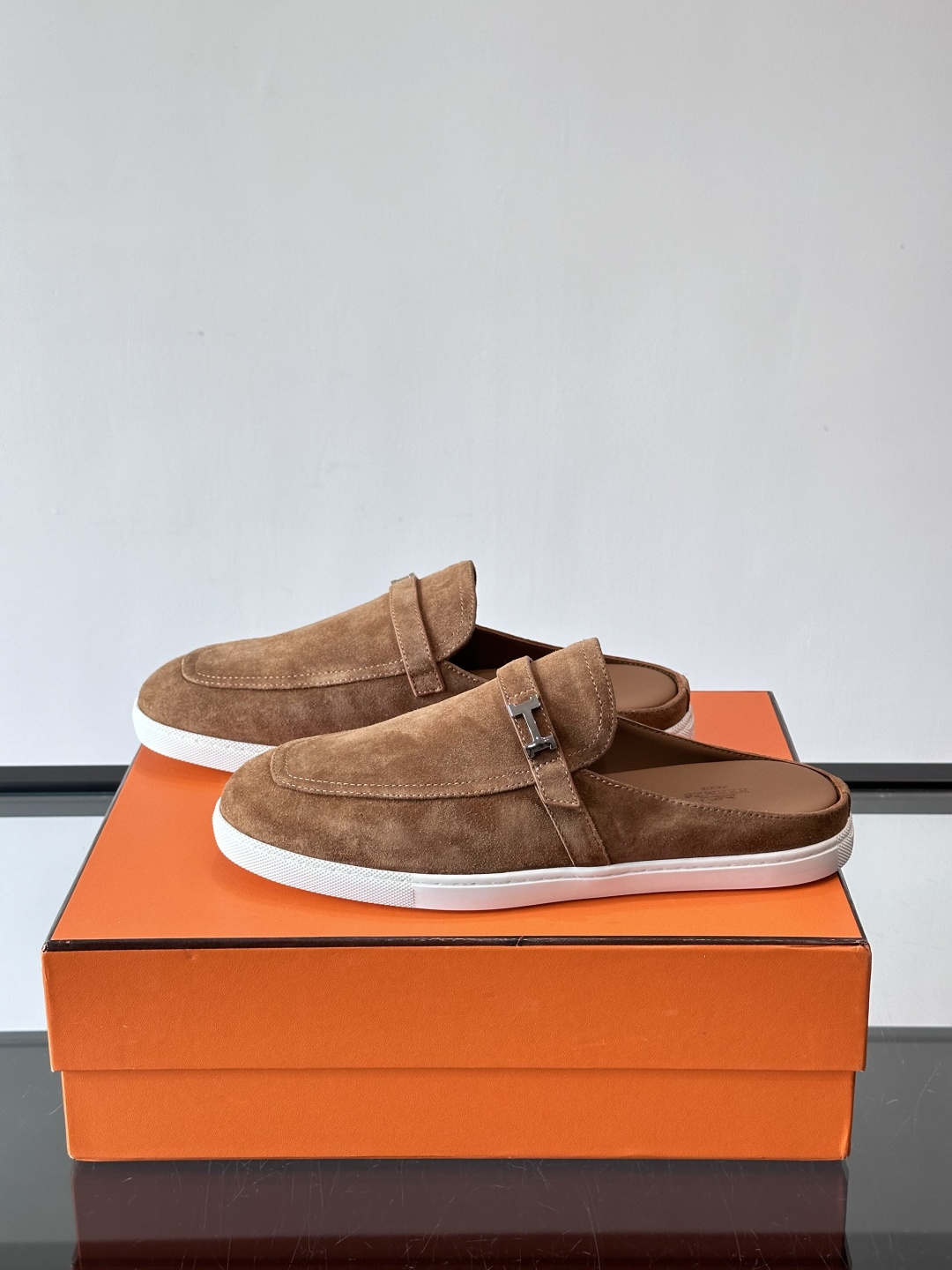 H爱马仕乐福鞋（半拖）爱马仕JOB乐福鞋，麂皮➕金属扣，简约又有辨识度。半拖设计超方便，橡胶鞋底轻便舒适