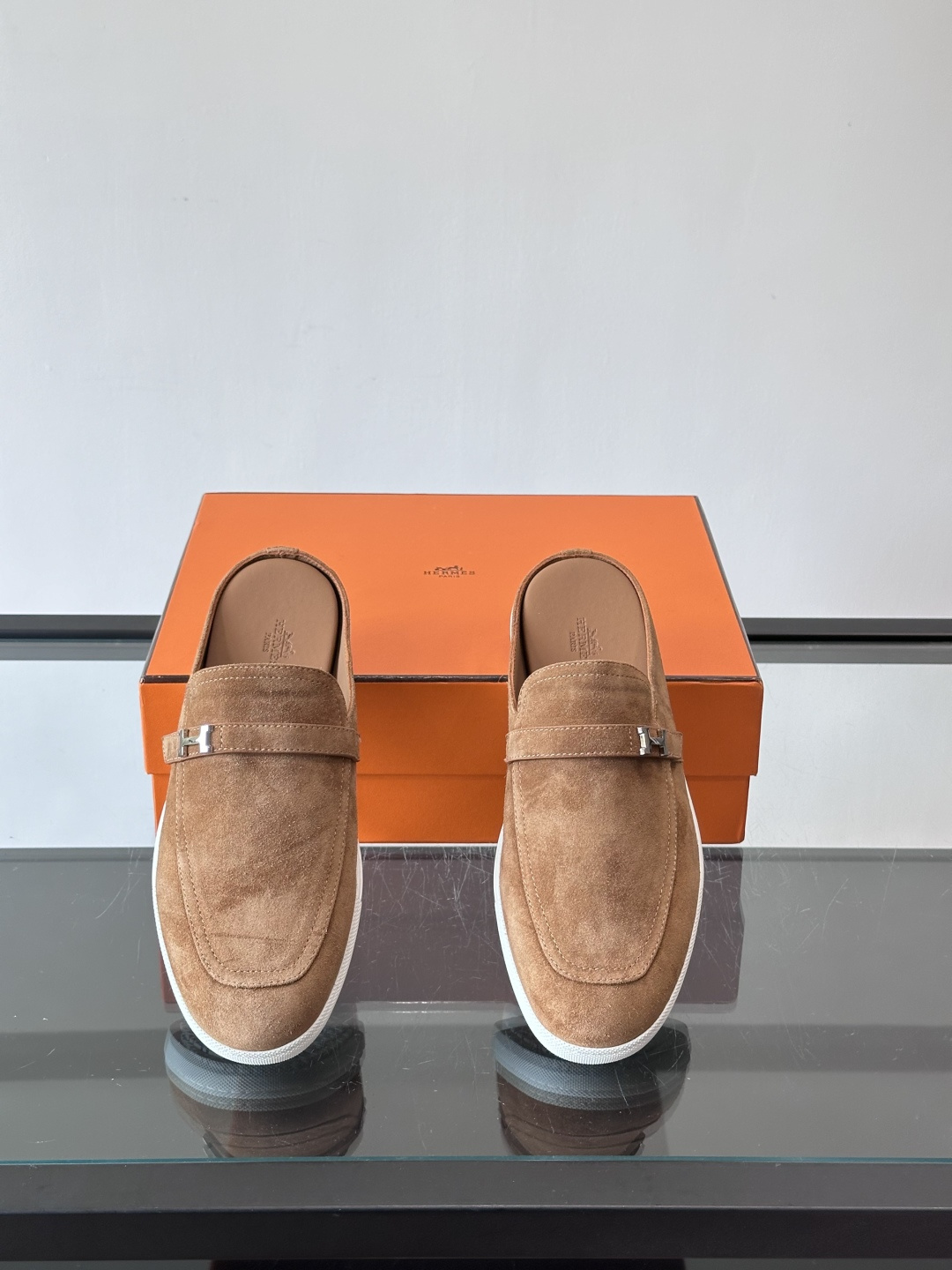 H爱马仕乐福鞋（半拖）爱马仕JOB乐福鞋，麂皮➕金属扣，简约又有辨识度。半拖设计超方便，橡胶鞋底轻便舒适