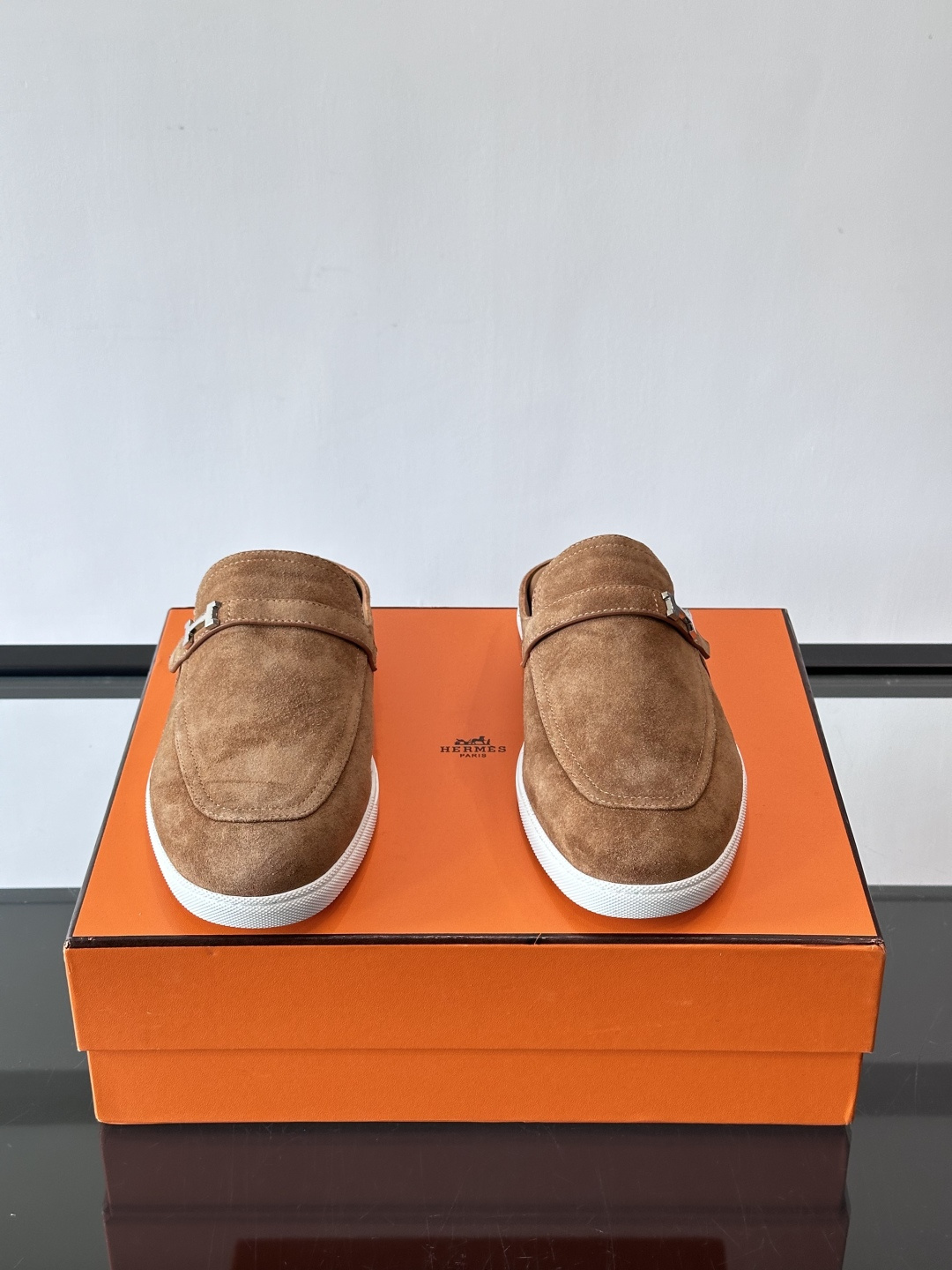 H爱马仕乐福鞋（半拖）爱马仕JOB乐福鞋，麂皮➕金属扣，简约又有辨识度。半拖设计超方便，橡胶鞋底轻便舒适