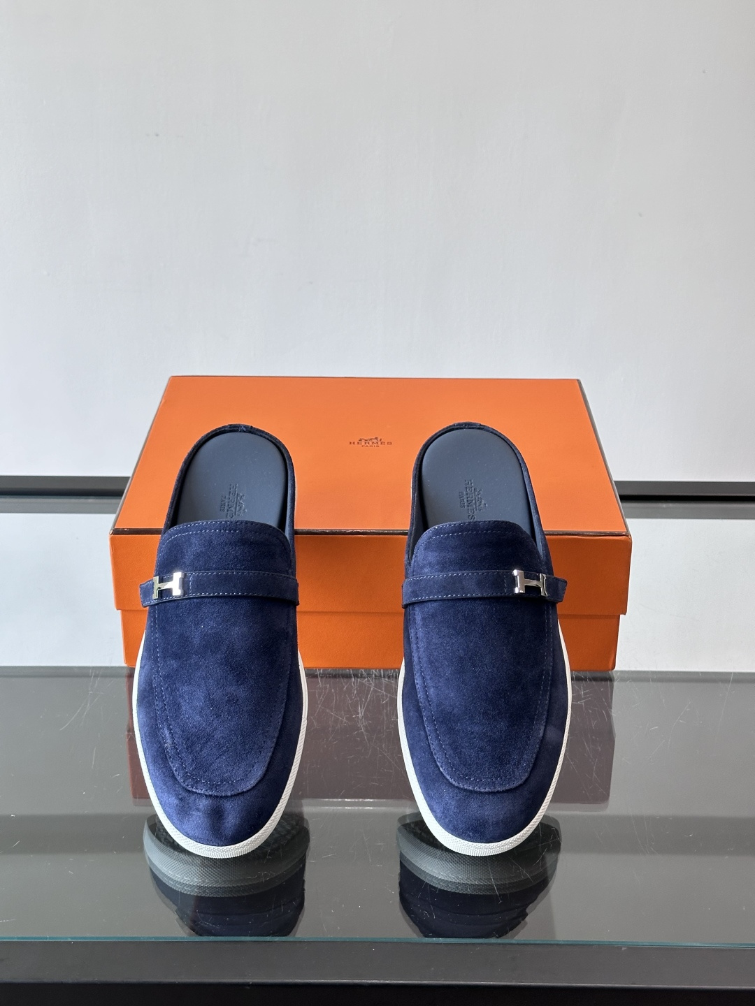 H爱马仕乐福鞋（半拖）爱马仕JOB乐福鞋，麂皮➕金属扣，简约又有辨识度。半拖设计超方便，橡胶鞋底轻便舒适