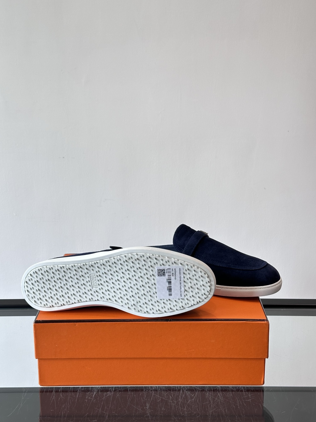 H爱马仕乐福鞋（半拖）爱马仕JOB乐福鞋，麂皮➕金属扣，简约又有辨识度。半拖设计超方便，橡胶鞋底轻便舒适