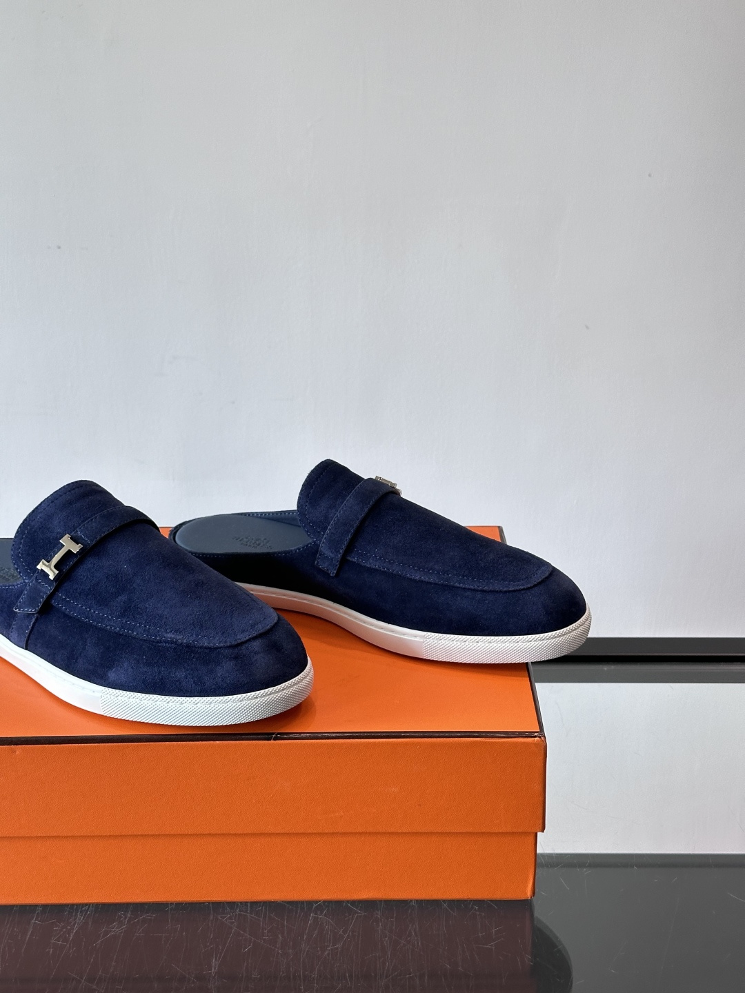 H爱马仕乐福鞋（半拖）爱马仕JOB乐福鞋，麂皮➕金属扣，简约又有辨识度。半拖设计超方便，橡胶鞋底轻便舒适