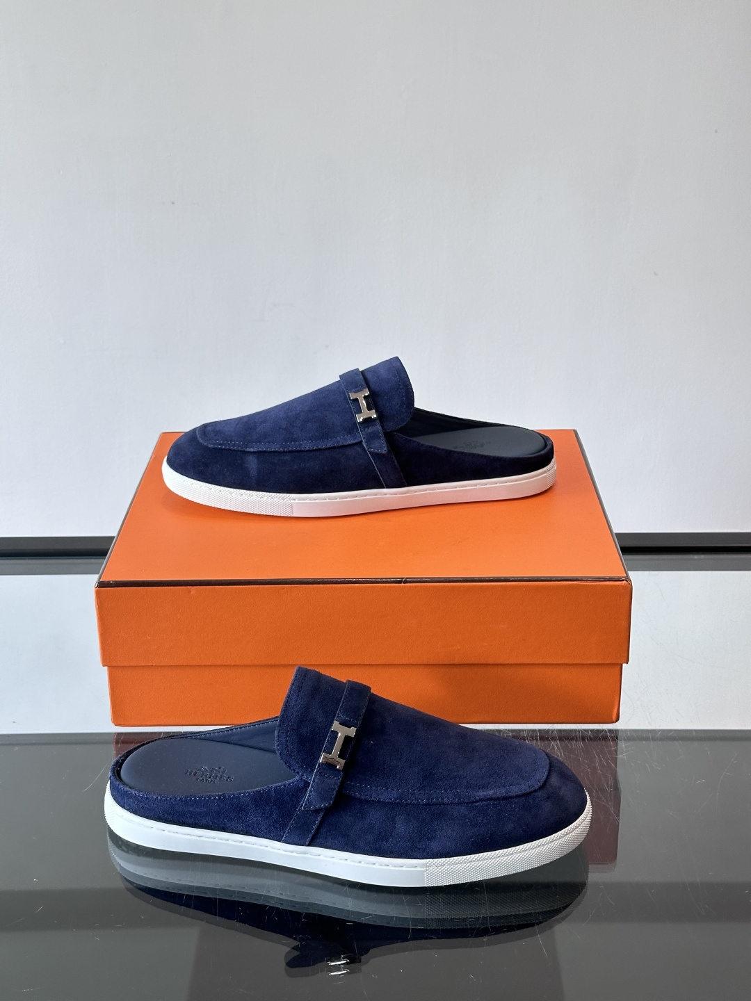 H爱马仕乐福鞋（半拖）爱马仕JOB乐福鞋，麂皮➕金属扣，简约又有辨识度。半拖设计超方便，橡胶鞋底轻便舒适