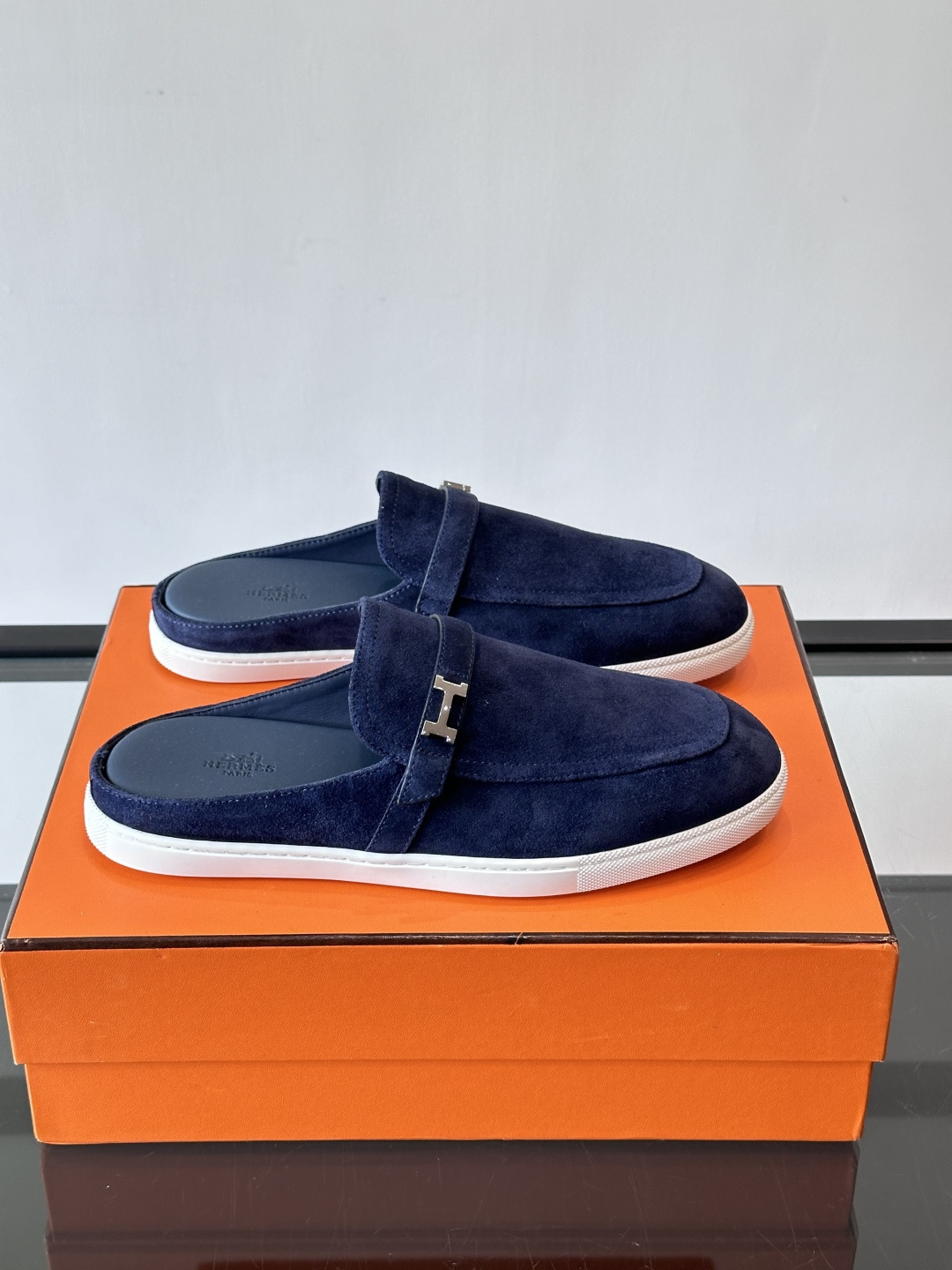 H爱马仕乐福鞋（半拖）爱马仕JOB乐福鞋，麂皮➕金属扣，简约又有辨识度。半拖设计超方便，橡胶鞋底轻便舒适