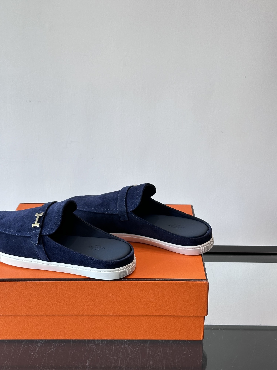 H爱马仕乐福鞋（半拖）爱马仕JOB乐福鞋，麂皮➕金属扣，简约又有辨识度。半拖设计超方便，橡胶鞋底轻便舒适