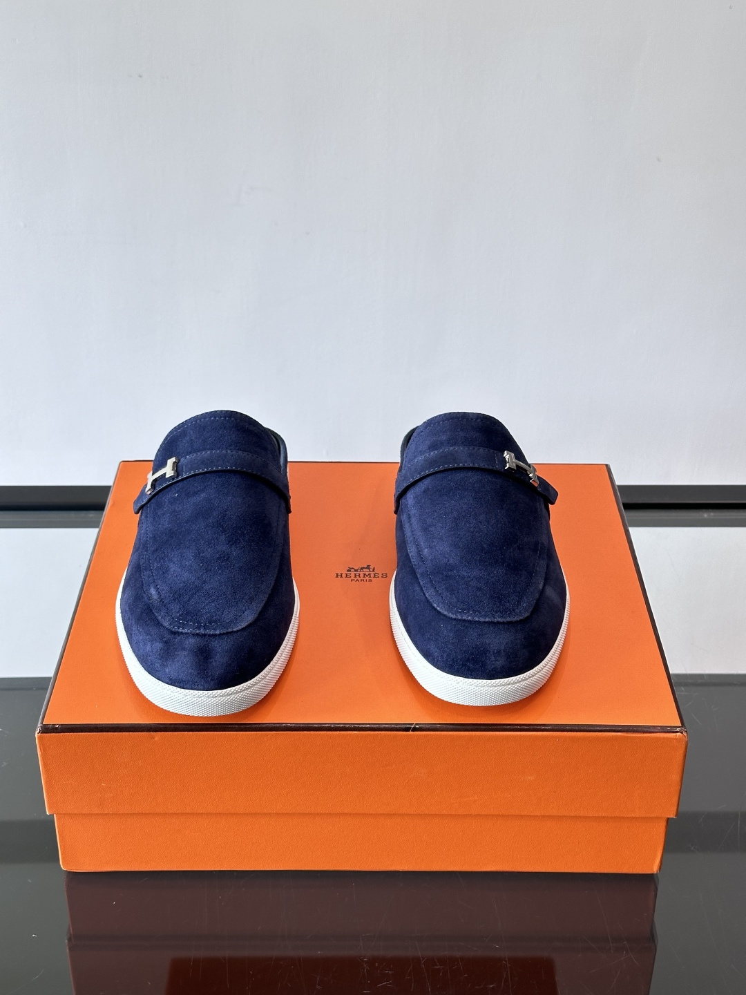 H爱马仕乐福鞋（半拖）爱马仕JOB乐福鞋，麂皮➕金属扣，简约又有辨识度。半拖设计超方便，橡胶鞋底轻便舒适