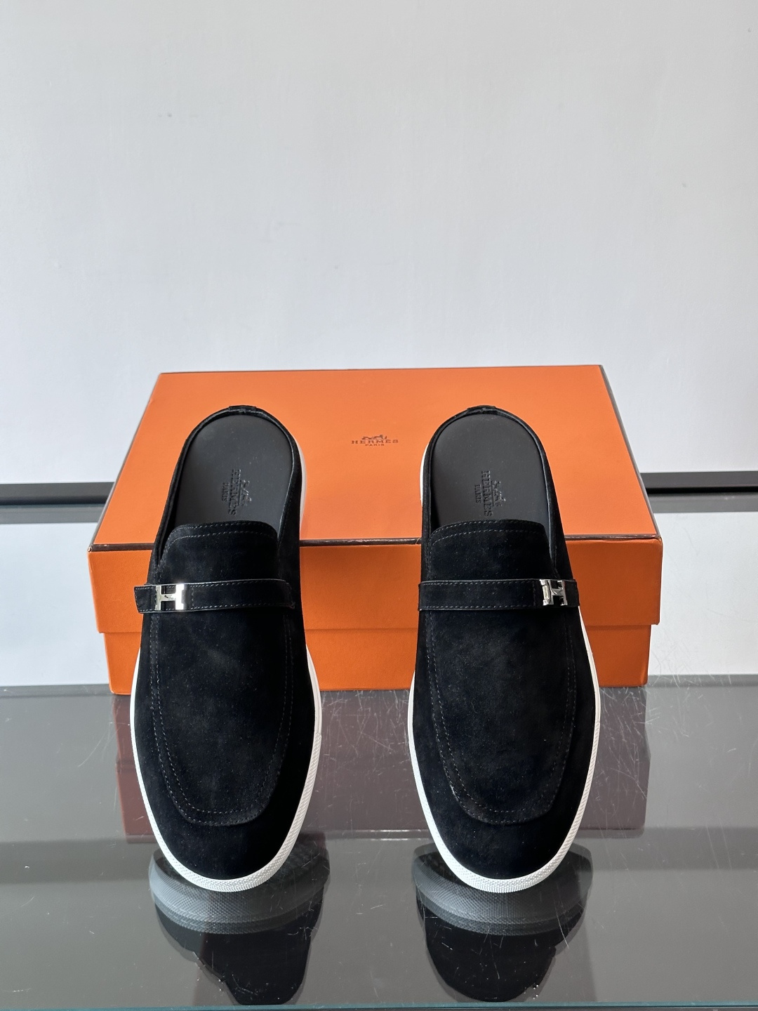 H爱马仕乐福鞋（半拖）爱马仕JOB乐福鞋，麂皮➕金属扣，简约又有辨识度。半拖设计超方便，橡胶鞋底轻便舒适