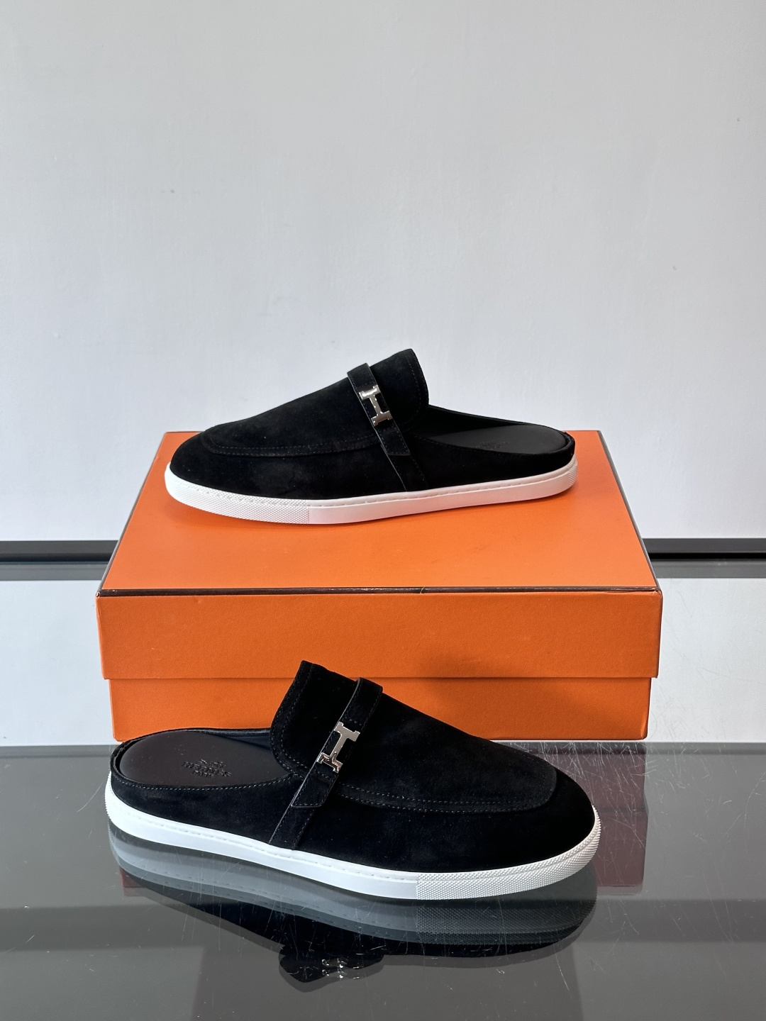 H爱马仕乐福鞋（半拖）爱马仕JOB乐福鞋，麂皮➕金属扣，简约又有辨识度。半拖设计超方便，橡胶鞋底轻便舒适