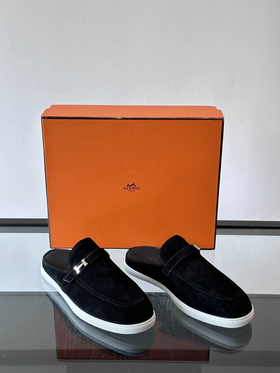 H爱马仕乐福鞋（半拖）爱马仕JOB乐福鞋，麂皮➕金属扣，简约又有辨识度。半拖设计超方便，橡胶鞋底轻便舒适