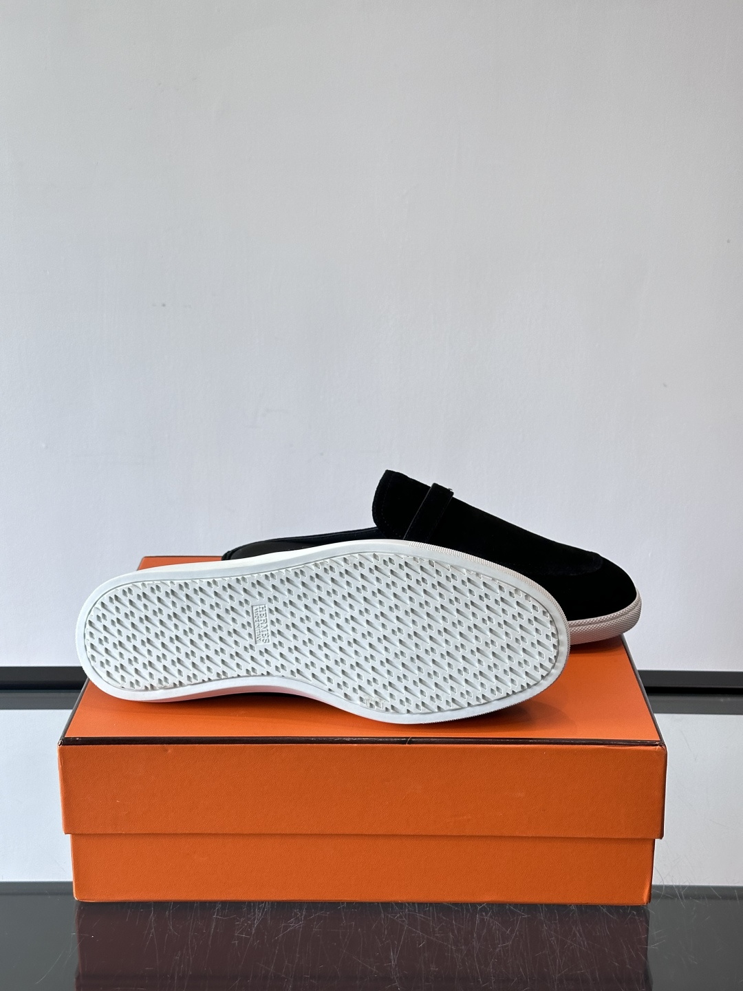 H爱马仕乐福鞋（半拖）爱马仕JOB乐福鞋，麂皮➕金属扣，简约又有辨识度。半拖设计超方便，橡胶鞋底轻便舒适