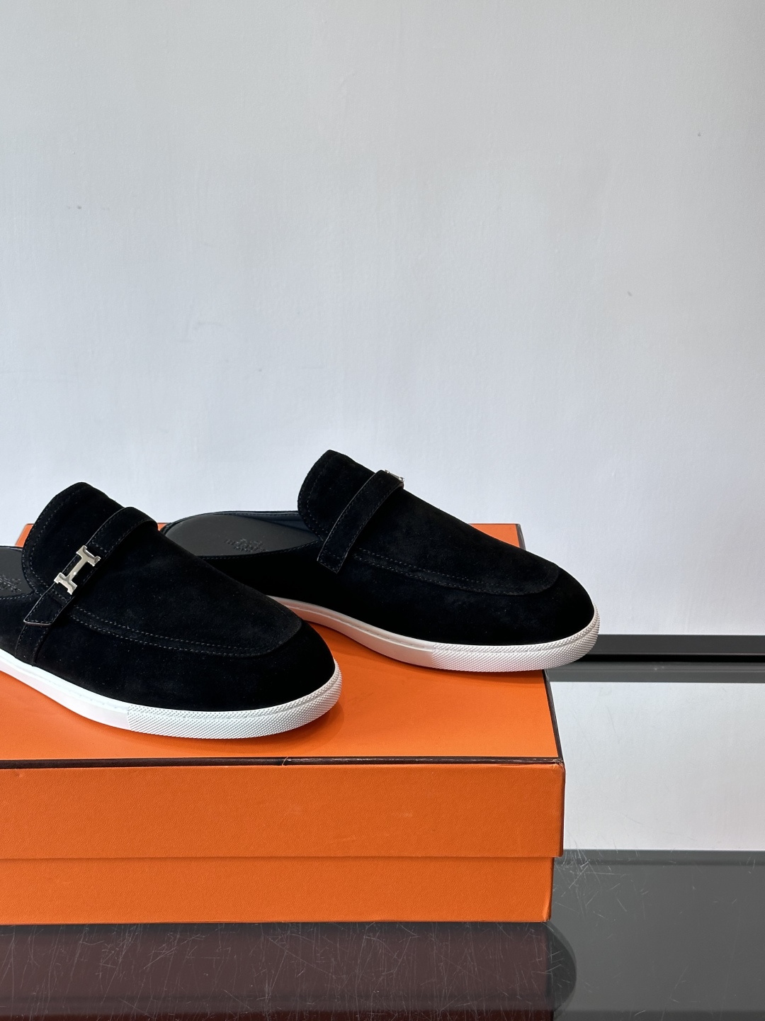 H爱马仕乐福鞋（半拖）爱马仕JOB乐福鞋，麂皮➕金属扣，简约又有辨识度。半拖设计超方便，橡胶鞋底轻便舒适