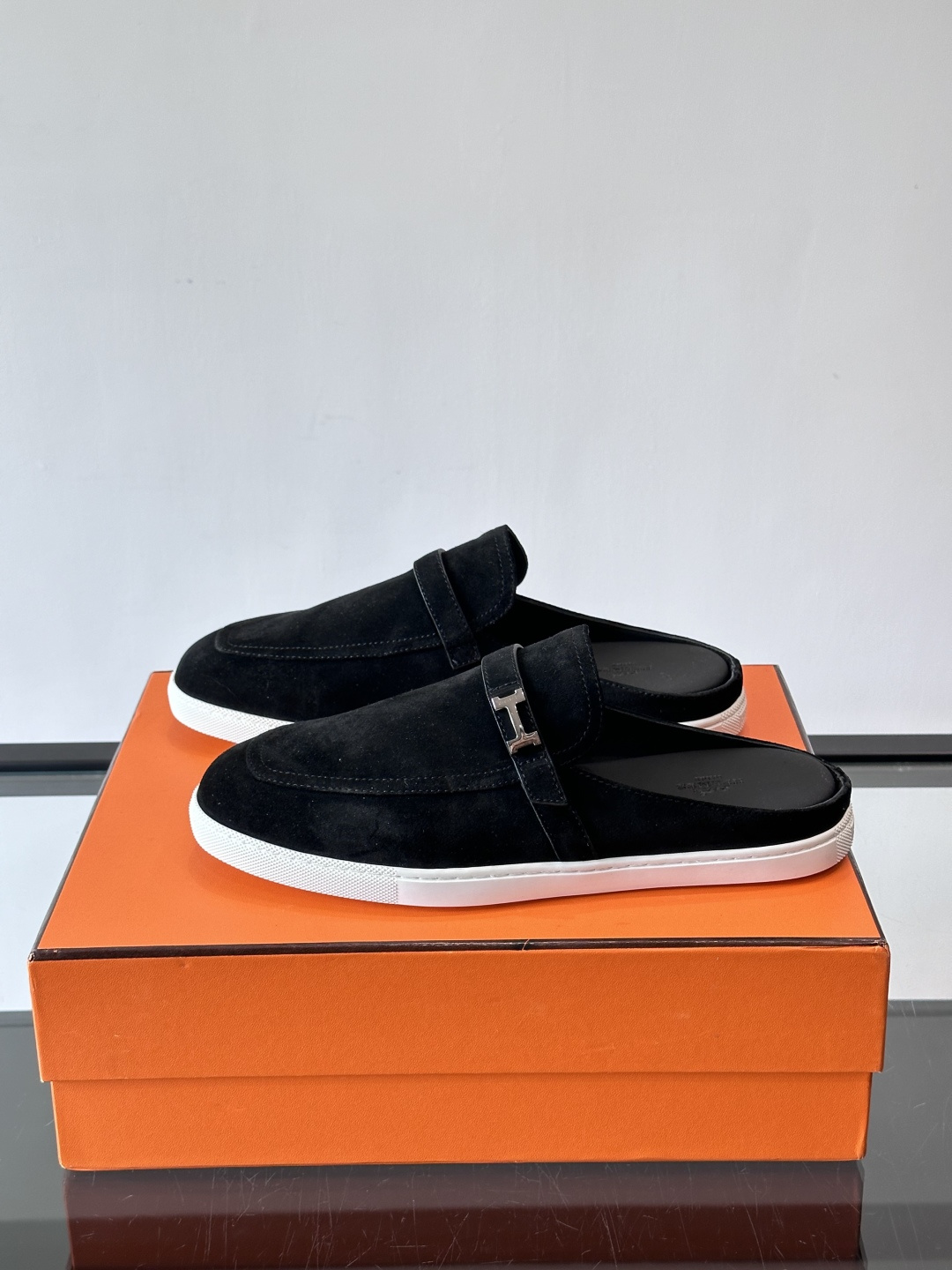 H爱马仕乐福鞋（半拖）爱马仕JOB乐福鞋，麂皮➕金属扣，简约又有辨识度。半拖设计超方便，橡胶鞋底轻便舒适