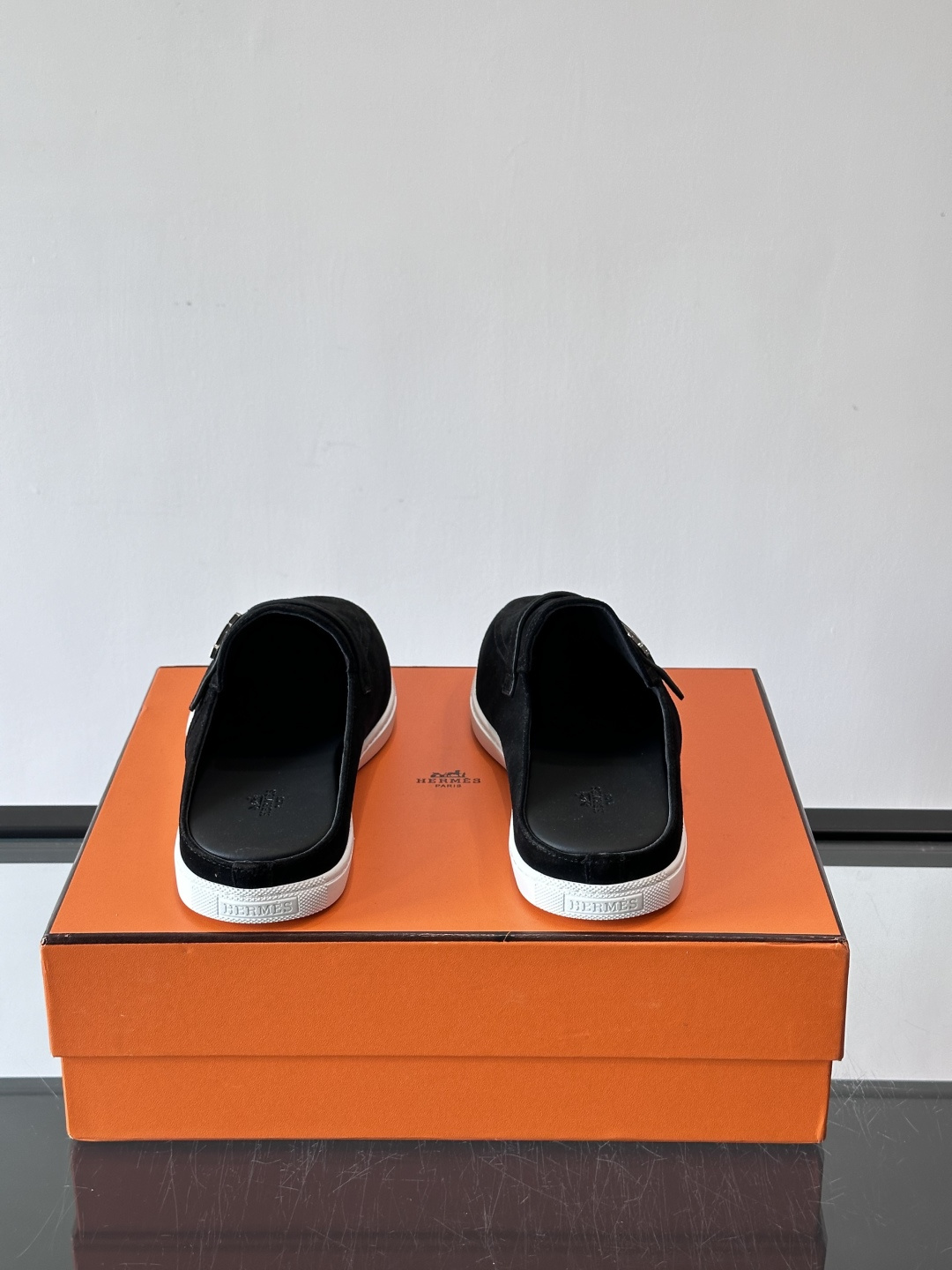 H爱马仕乐福鞋（半拖）爱马仕JOB乐福鞋，麂皮➕金属扣，简约又有辨识度。半拖设计超方便，橡胶鞋底轻便舒适
