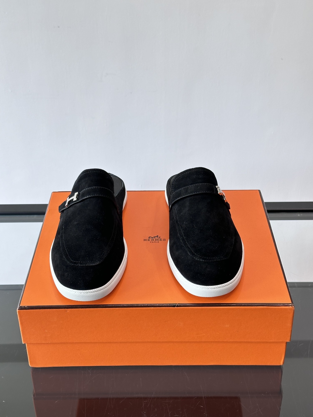 H爱马仕乐福鞋（半拖）爱马仕JOB乐福鞋，麂皮➕金属扣，简约又有辨识度。半拖设计超方便，橡胶鞋底轻便舒适