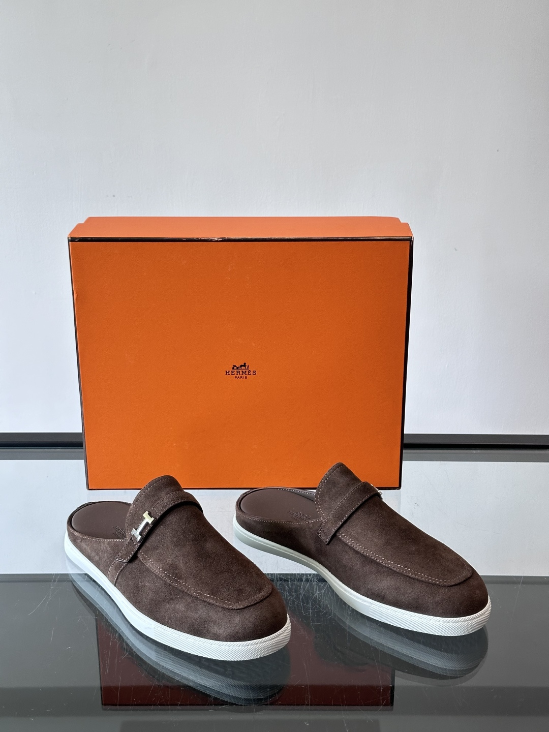 H爱马仕乐福鞋（半拖）爱马仕JOB乐福鞋，麂皮➕金属扣，简约又有辨识度。半拖设计超方便，橡胶鞋底轻便舒适