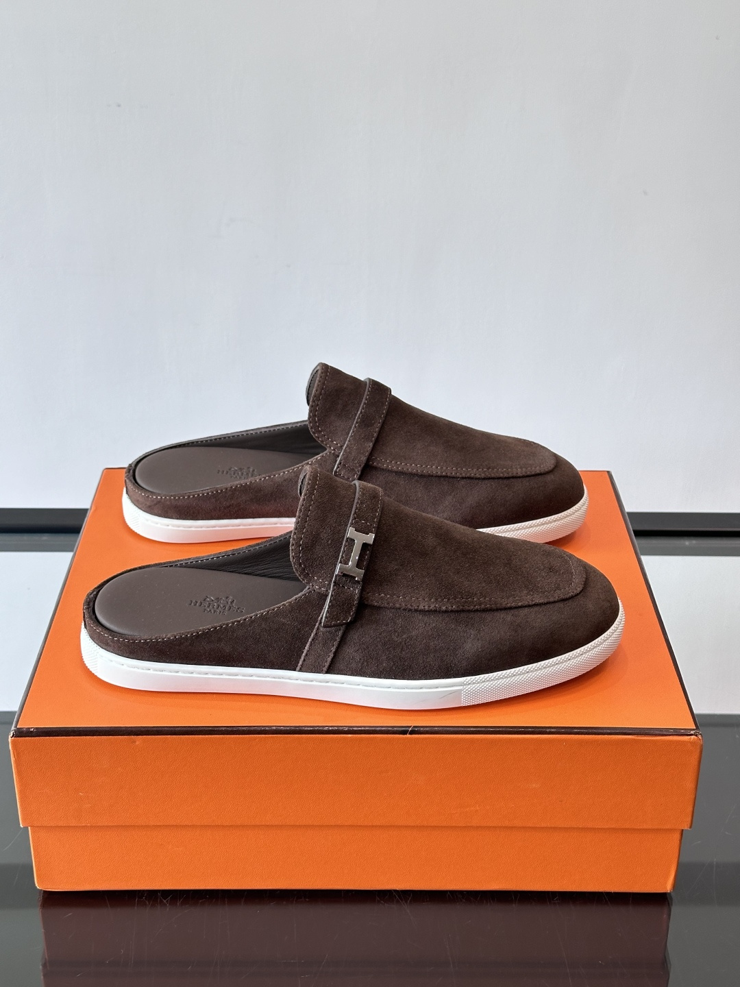 H爱马仕乐福鞋（半拖）爱马仕JOB乐福鞋，麂皮➕金属扣，简约又有辨识度。半拖设计超方便，橡胶鞋底轻便舒适