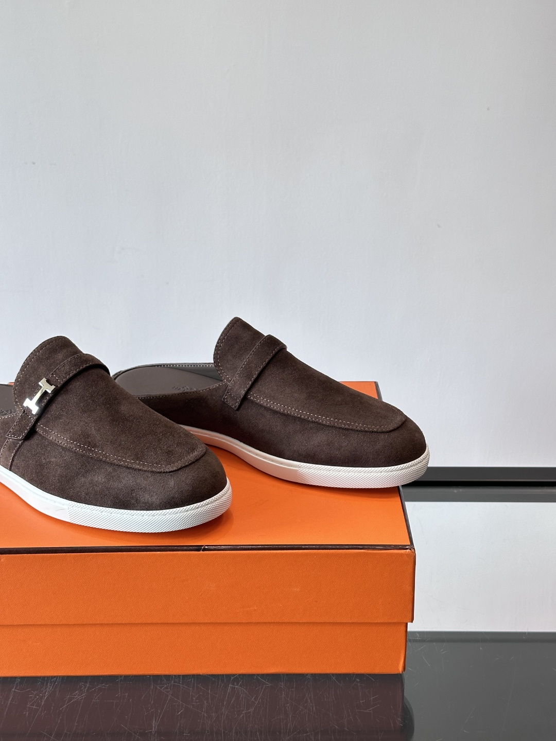 H爱马仕乐福鞋（半拖）爱马仕JOB乐福鞋，麂皮➕金属扣，简约又有辨识度。半拖设计超方便，橡胶鞋底轻便舒适