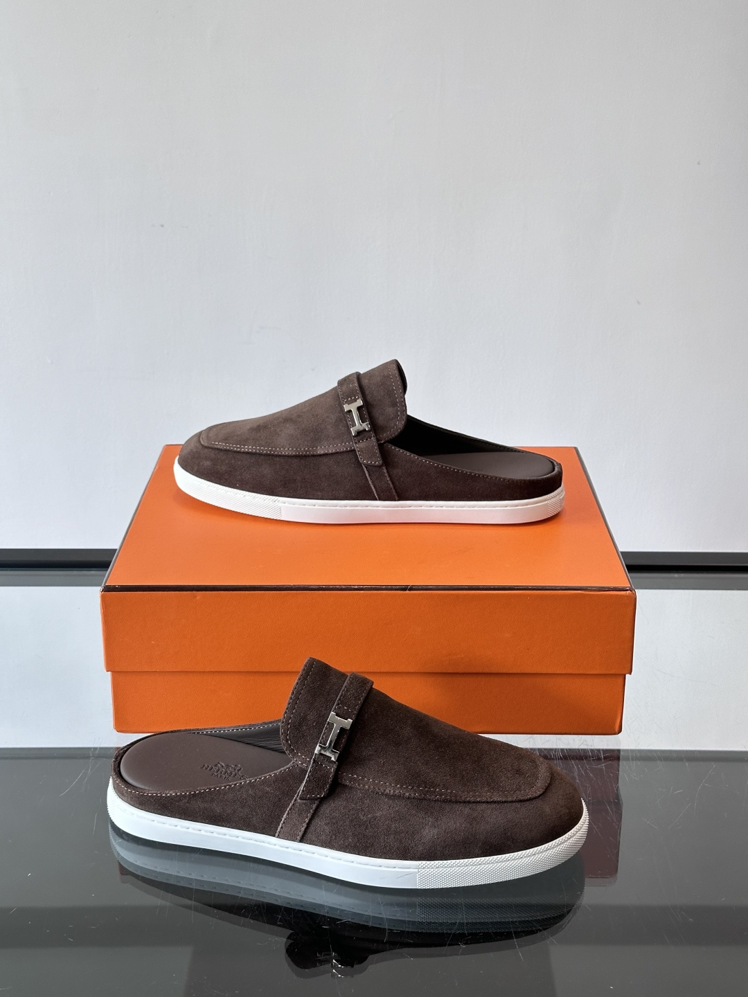 H爱马仕乐福鞋（半拖）爱马仕JOB乐福鞋，麂皮➕金属扣，简约又有辨识度。半拖设计超方便，橡胶鞋底轻便舒适