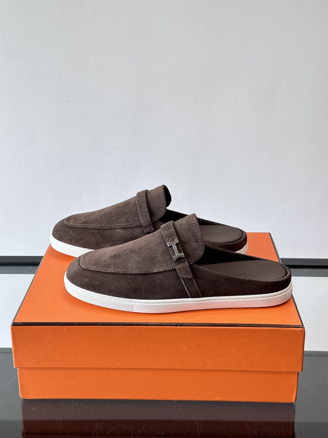 H爱马仕乐福鞋（半拖）爱马仕JOB乐福鞋，麂皮➕金属扣，简约又有辨识度。半拖设计超方便，橡胶鞋底轻便舒适