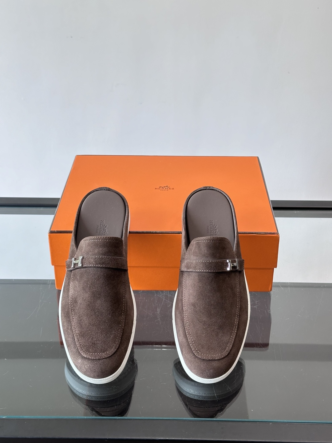 H爱马仕乐福鞋（半拖）爱马仕JOB乐福鞋，麂皮➕金属扣，简约又有辨识度。半拖设计超方便，橡胶鞋底轻便舒适