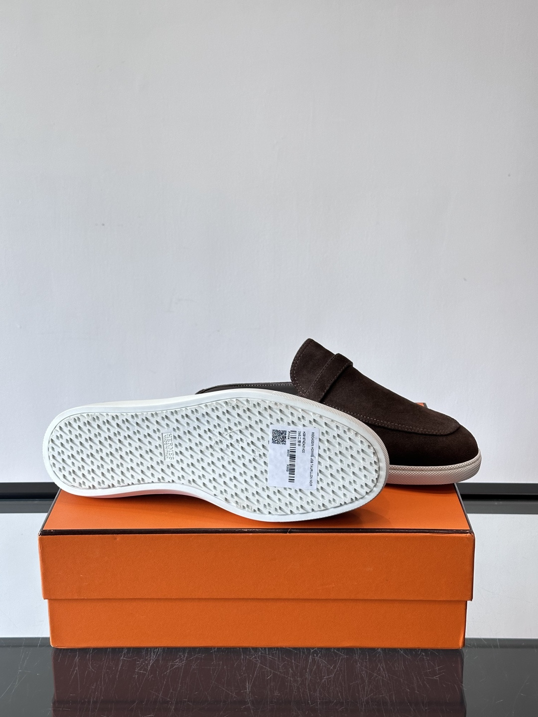 H爱马仕乐福鞋（半拖）爱马仕JOB乐福鞋，麂皮➕金属扣，简约又有辨识度。半拖设计超方便，橡胶鞋底轻便舒适