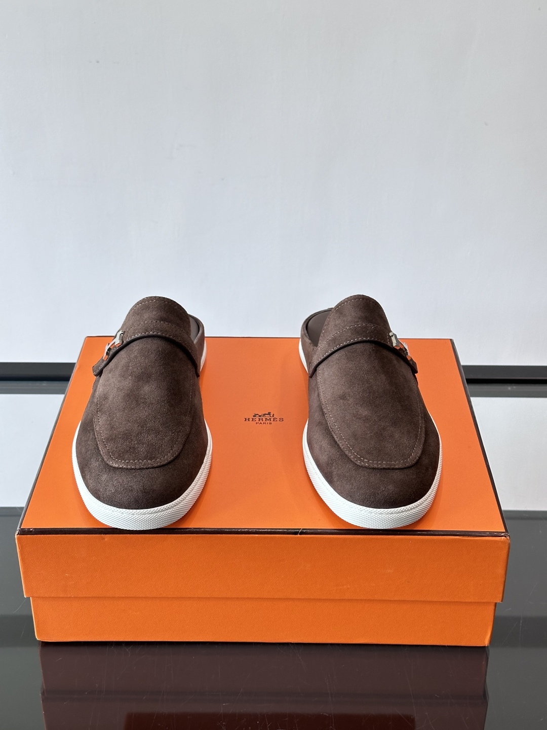 H爱马仕乐福鞋（半拖）爱马仕JOB乐福鞋，麂皮➕金属扣，简约又有辨识度。半拖设计超方便，橡胶鞋底轻便舒适