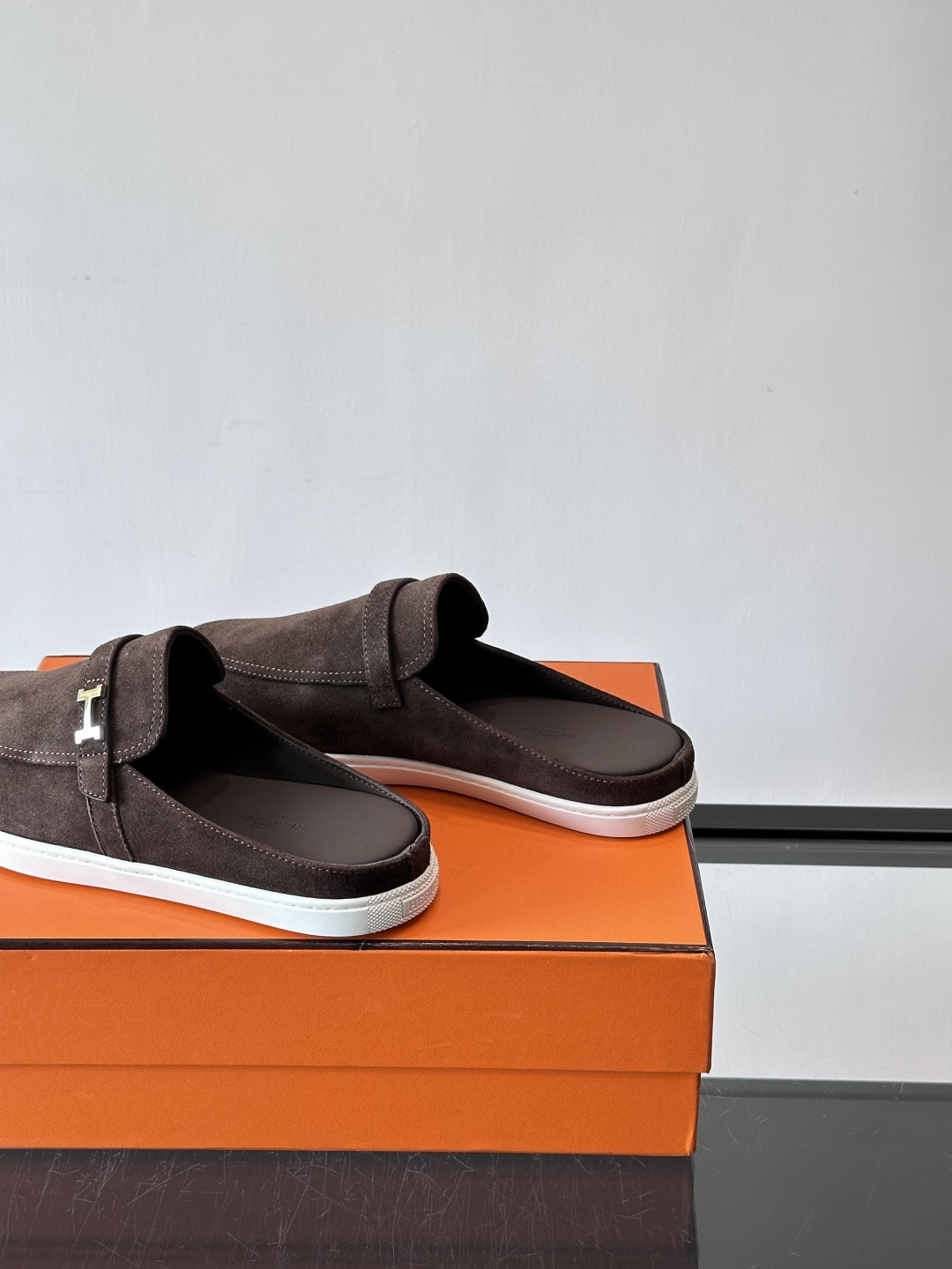 H爱马仕乐福鞋（半拖）爱马仕JOB乐福鞋，麂皮➕金属扣，简约又有辨识度。半拖设计超方便，橡胶鞋底轻便舒适