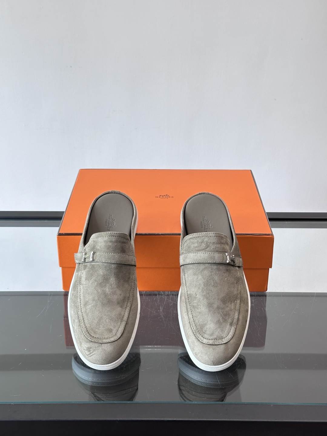 H爱马仕乐福鞋（半拖）爱马仕JOB乐福鞋，麂皮➕金属扣，简约又有辨识度。半拖设计超方便，橡胶鞋底轻便舒适