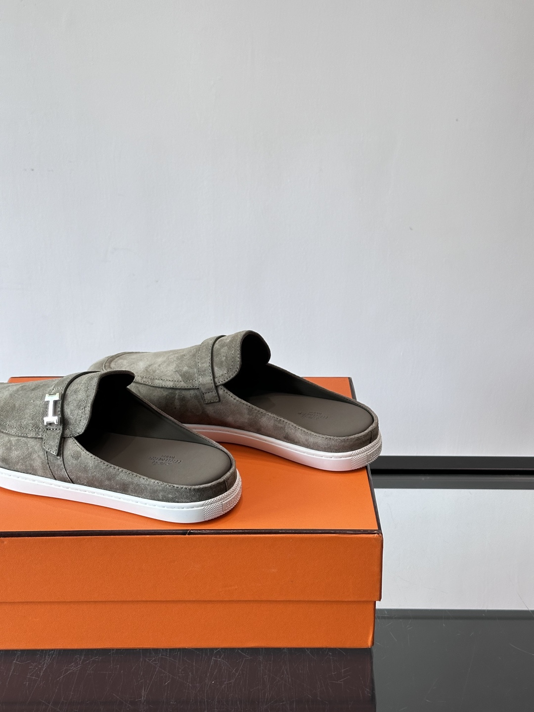 H爱马仕乐福鞋（半拖）爱马仕JOB乐福鞋，麂皮➕金属扣，简约又有辨识度。半拖设计超方便，橡胶鞋底轻便舒适