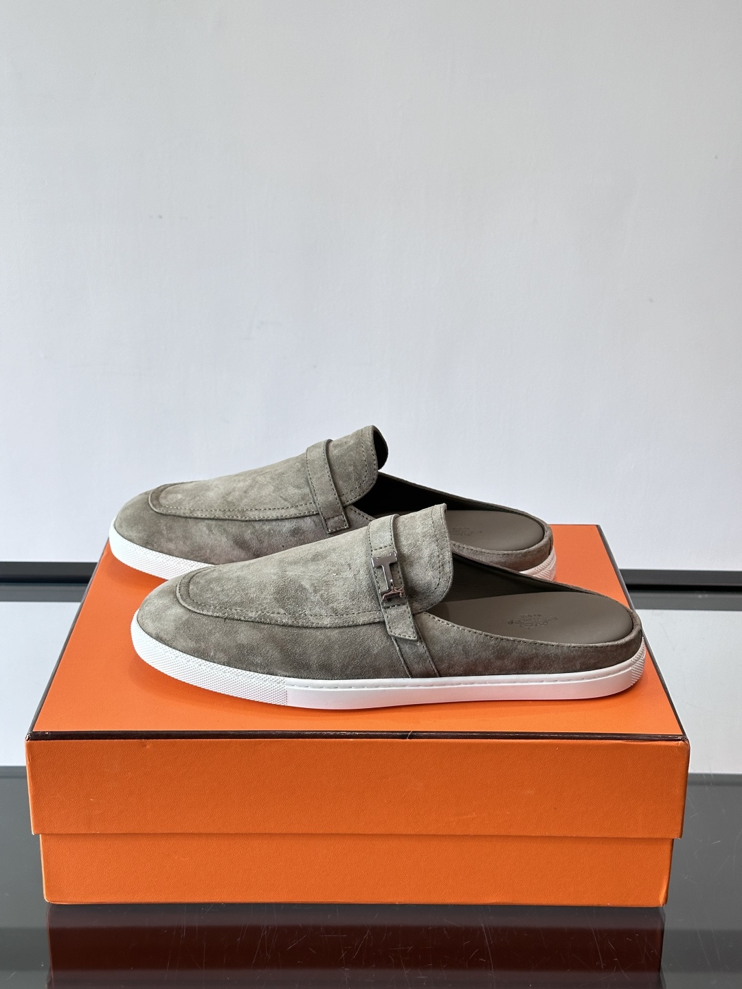 H爱马仕乐福鞋（半拖）爱马仕JOB乐福鞋，麂皮➕金属扣，简约又有辨识度。半拖设计超方便，橡胶鞋底轻便舒适