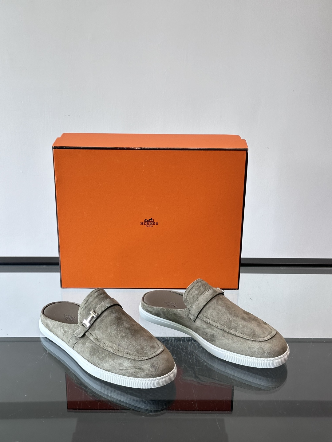 H爱马仕乐福鞋（半拖）爱马仕JOB乐福鞋，麂皮➕金属扣，简约又有辨识度。半拖设计超方便，橡胶鞋底轻便舒适