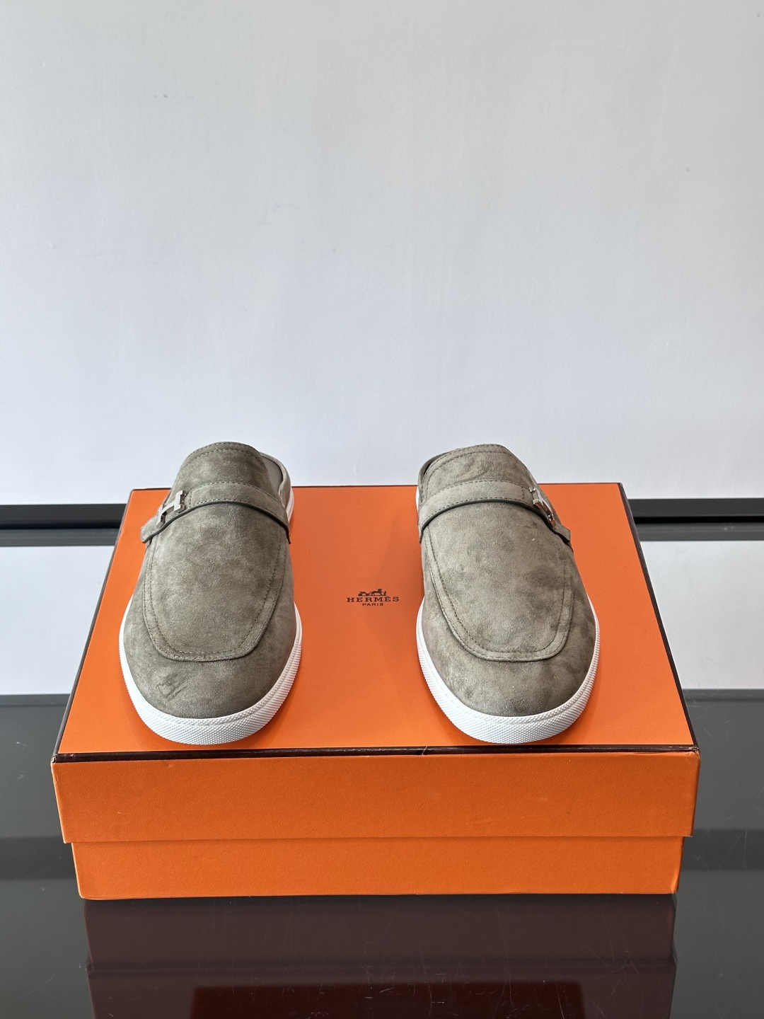 H爱马仕乐福鞋（半拖）爱马仕JOB乐福鞋，麂皮➕金属扣，简约又有辨识度。半拖设计超方便，橡胶鞋底轻便舒适