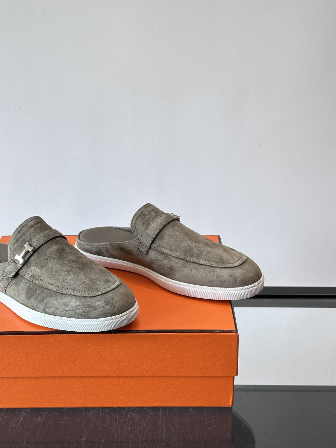 H爱马仕乐福鞋（半拖）爱马仕JOB乐福鞋，麂皮➕金属扣，简约又有辨识度。半拖设计超方便，橡胶鞋底轻便舒适