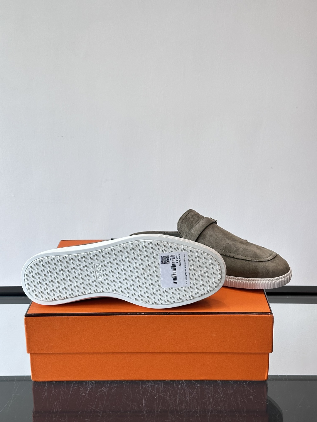 H爱马仕乐福鞋（半拖）爱马仕JOB乐福鞋，麂皮➕金属扣，简约又有辨识度。半拖设计超方便，橡胶鞋底轻便舒适