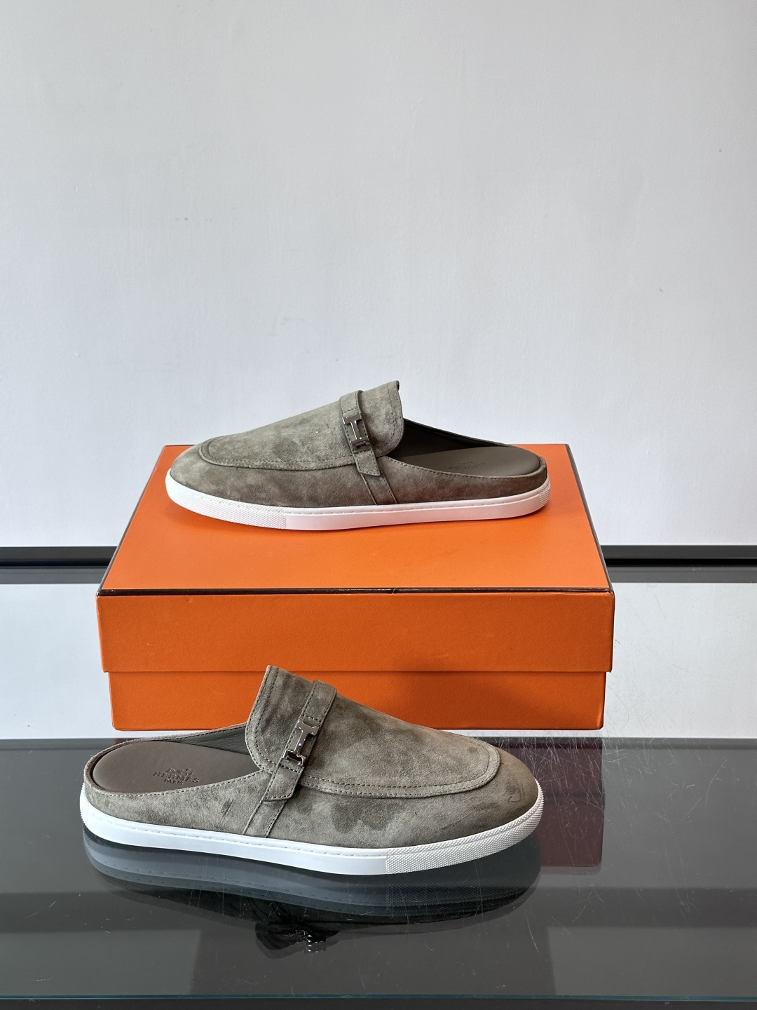 H爱马仕乐福鞋（半拖）爱马仕JOB乐福鞋，麂皮➕金属扣，简约又有辨识度。半拖设计超方便，橡胶鞋底轻便舒适