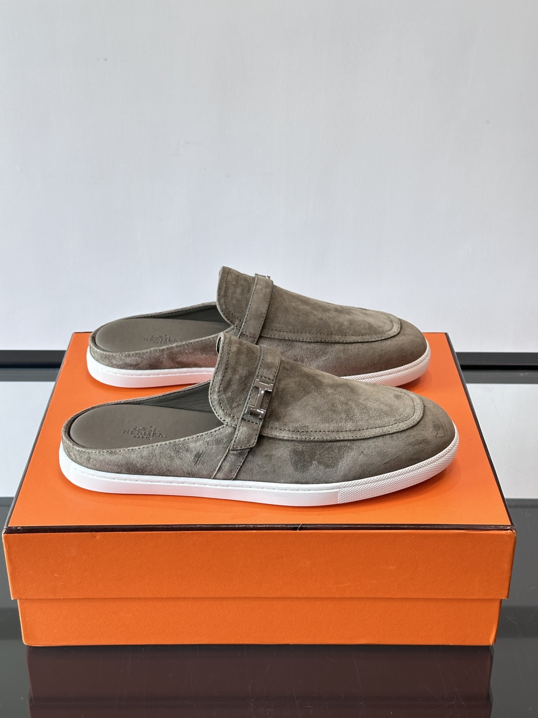 H爱马仕乐福鞋（半拖）爱马仕JOB乐福鞋，麂皮➕金属扣，简约又有辨识度。半拖设计超方便，橡胶鞋底轻便舒适