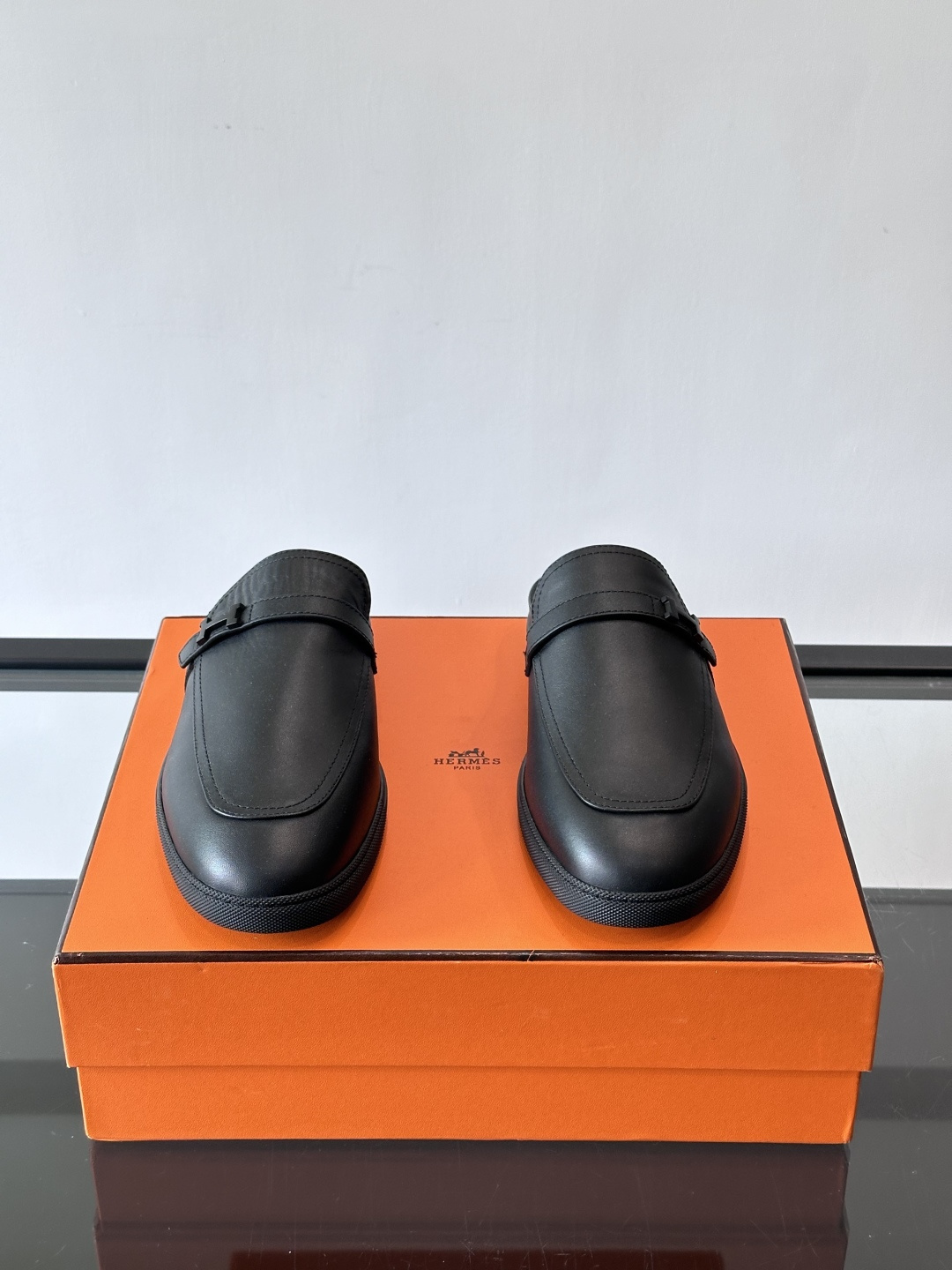 H爱马仕乐福鞋（半拖）爱马仕JOB乐福鞋，麂皮➕金属扣，简约又有辨识度。半拖设计超方便，橡胶鞋底轻便舒适