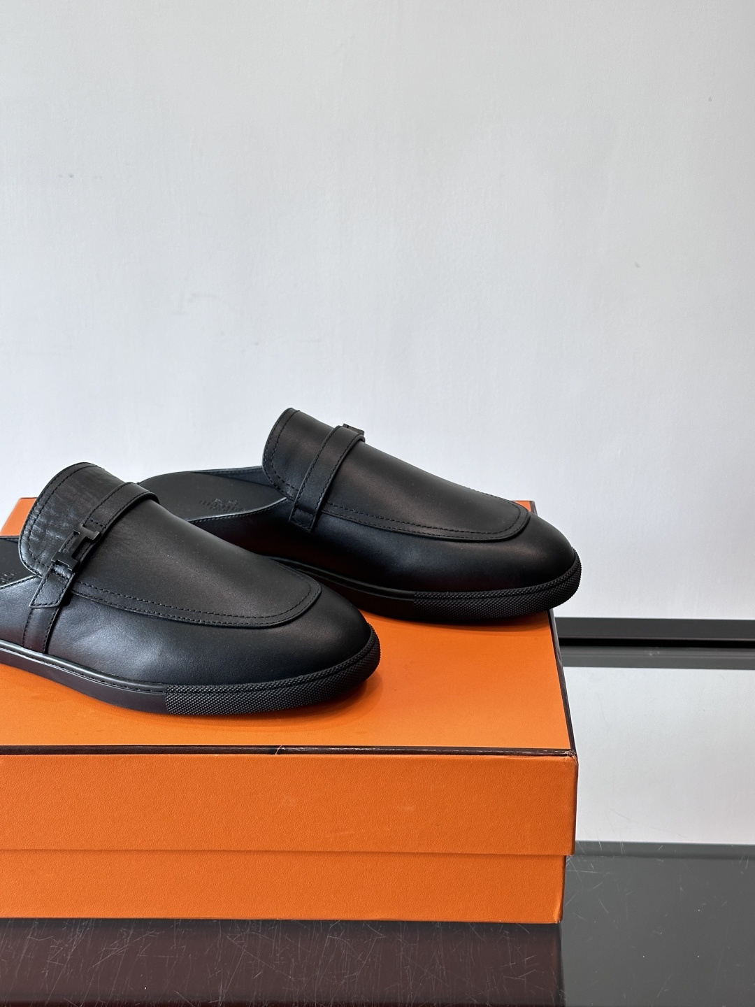 H爱马仕乐福鞋（半拖）爱马仕JOB乐福鞋，麂皮➕金属扣，简约又有辨识度。半拖设计超方便，橡胶鞋底轻便舒适