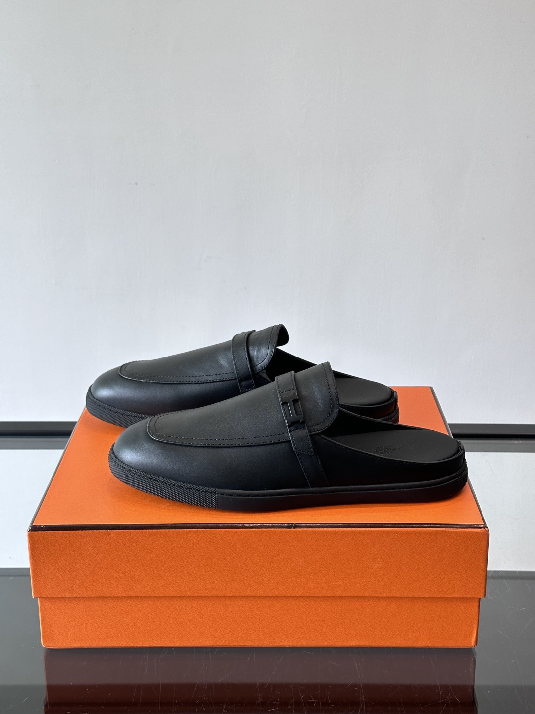 H爱马仕乐福鞋（半拖）爱马仕JOB乐福鞋，麂皮➕金属扣，简约又有辨识度。半拖设计超方便，橡胶鞋底轻便舒适