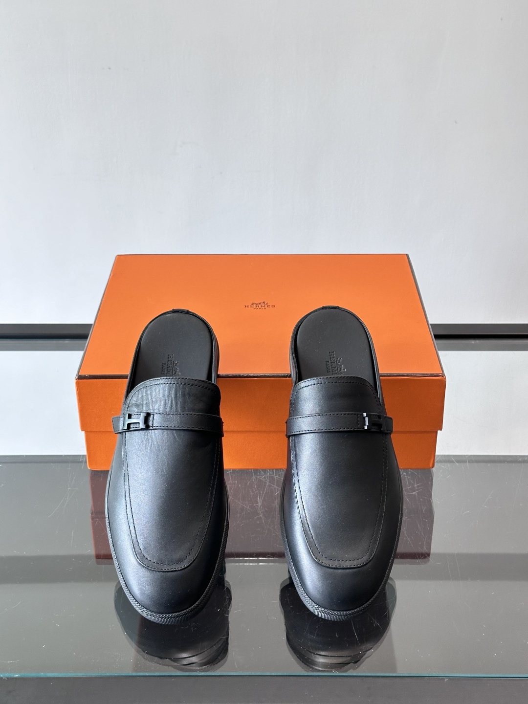 H爱马仕乐福鞋（半拖）爱马仕JOB乐福鞋，麂皮➕金属扣，简约又有辨识度。半拖设计超方便，橡胶鞋底轻便舒适