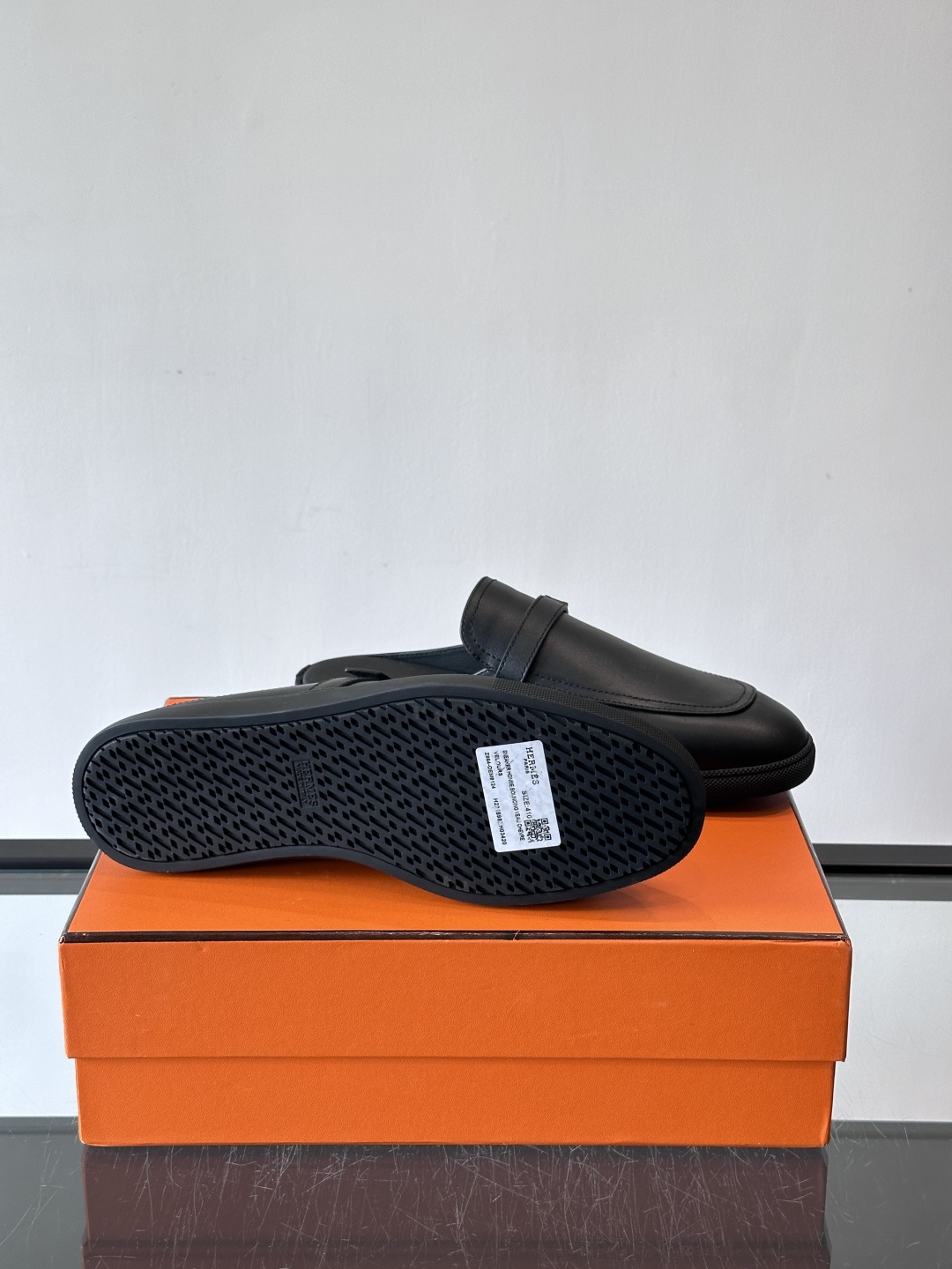 H爱马仕乐福鞋（半拖）爱马仕JOB乐福鞋，麂皮➕金属扣，简约又有辨识度。半拖设计超方便，橡胶鞋底轻便舒适