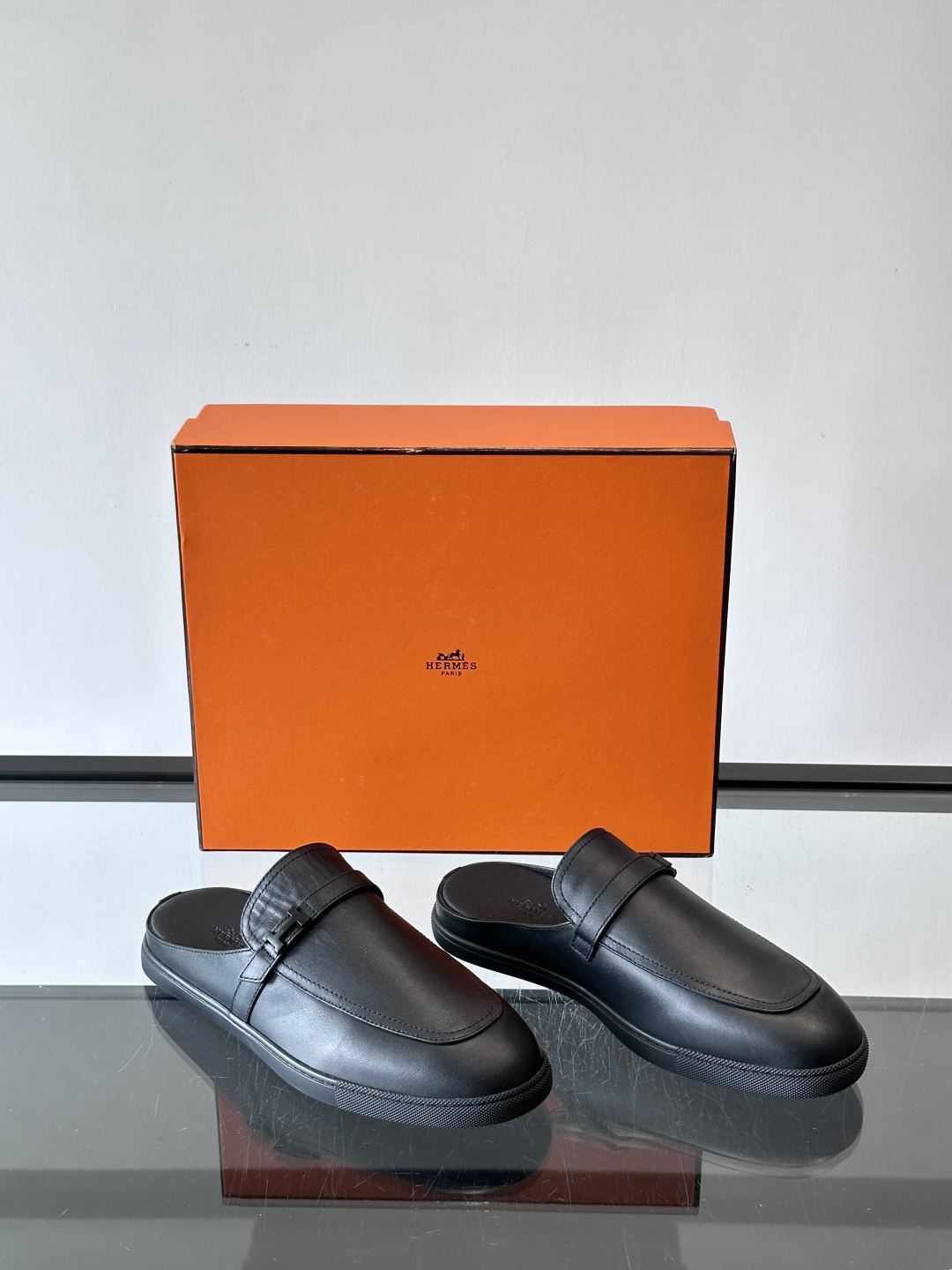 H爱马仕乐福鞋（半拖）爱马仕JOB乐福鞋，麂皮➕金属扣，简约又有辨识度。半拖设计超方便，橡胶鞋底轻便舒适
