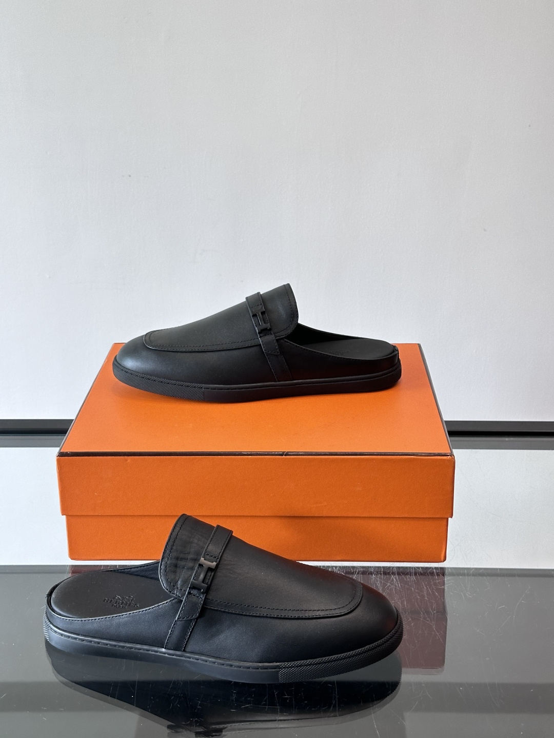 H爱马仕乐福鞋（半拖）爱马仕JOB乐福鞋，麂皮➕金属扣，简约又有辨识度。半拖设计超方便，橡胶鞋底轻便舒适