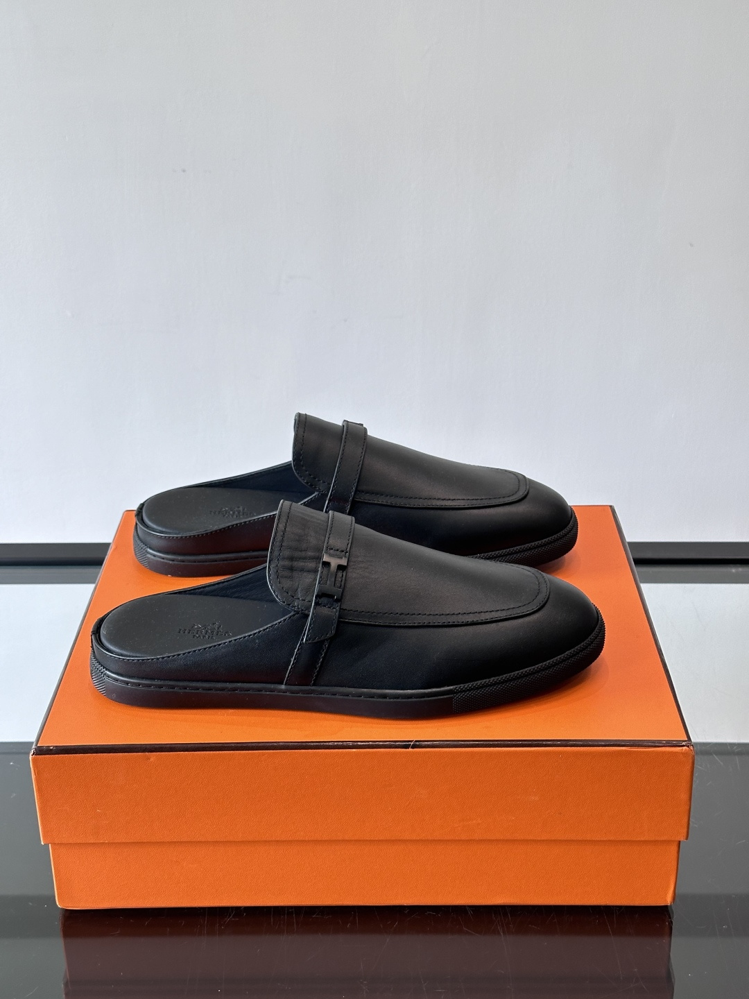 H爱马仕乐福鞋（半拖）爱马仕JOB乐福鞋，麂皮➕金属扣，简约又有辨识度。半拖设计超方便，橡胶鞋底轻便舒适