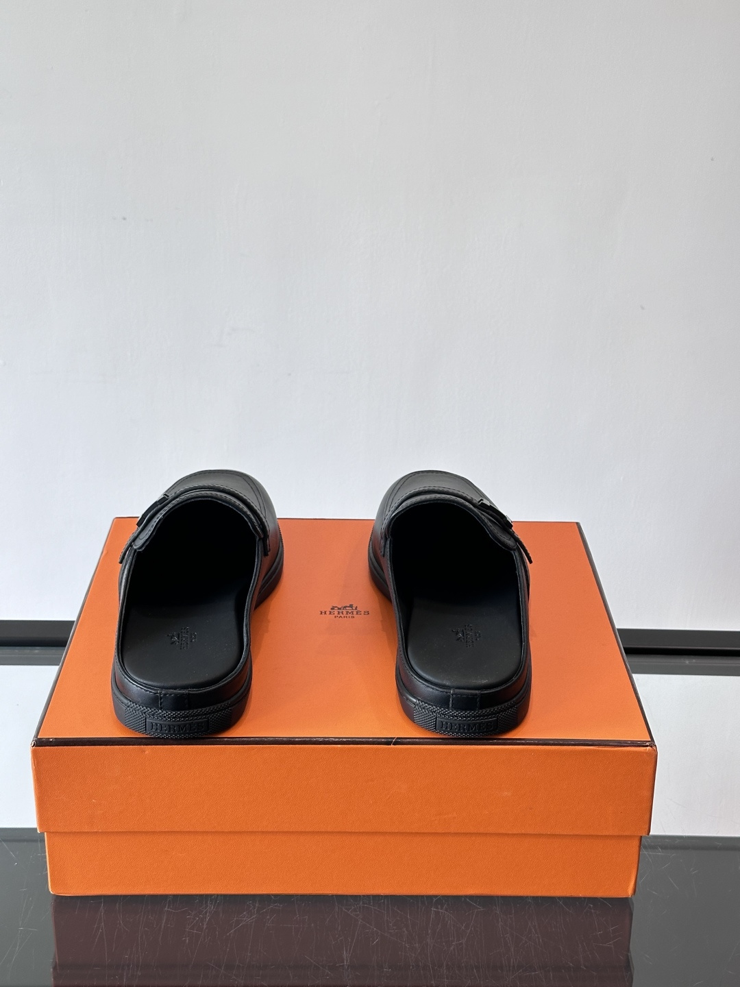 H爱马仕乐福鞋（半拖）爱马仕JOB乐福鞋，麂皮➕金属扣，简约又有辨识度。半拖设计超方便，橡胶鞋底轻便舒适