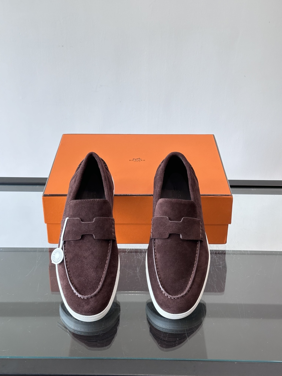 Hermes Job麂皮乐福鞋，选用柔软麂皮，搭配经典“H”型，简约又有辨识度。橡胶鞋底防滑，穿着舒适，