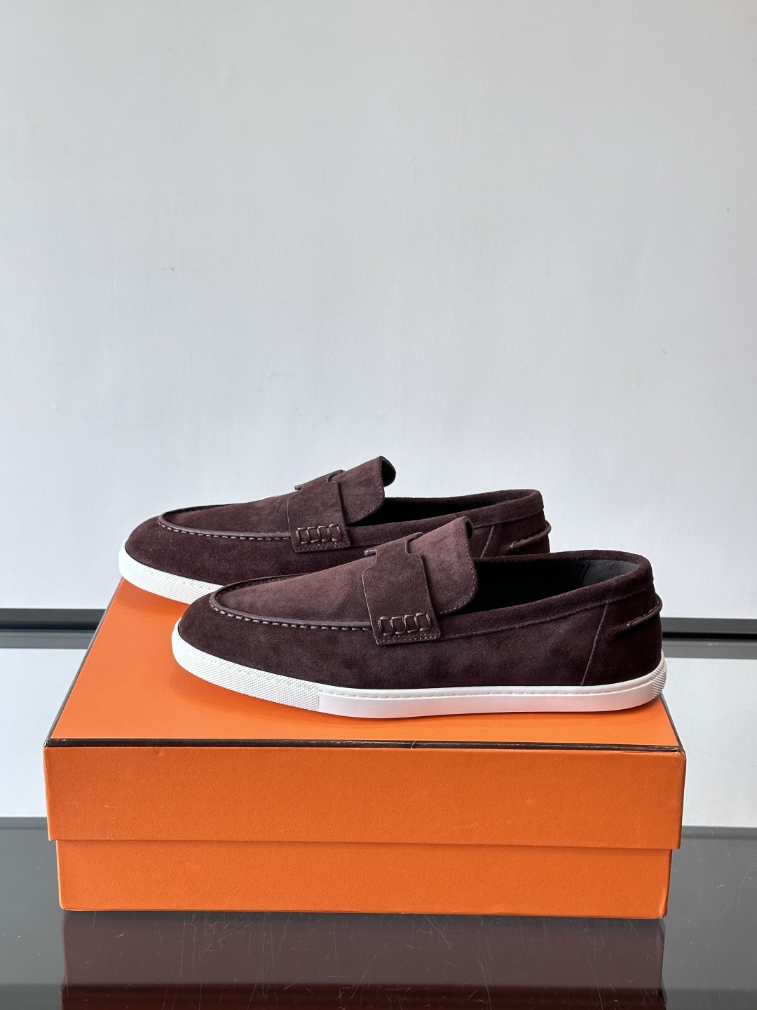 Hermes Job麂皮乐福鞋，选用柔软麂皮，搭配经典“H”型，简约又有辨识度。橡胶鞋底防滑，穿着舒适，